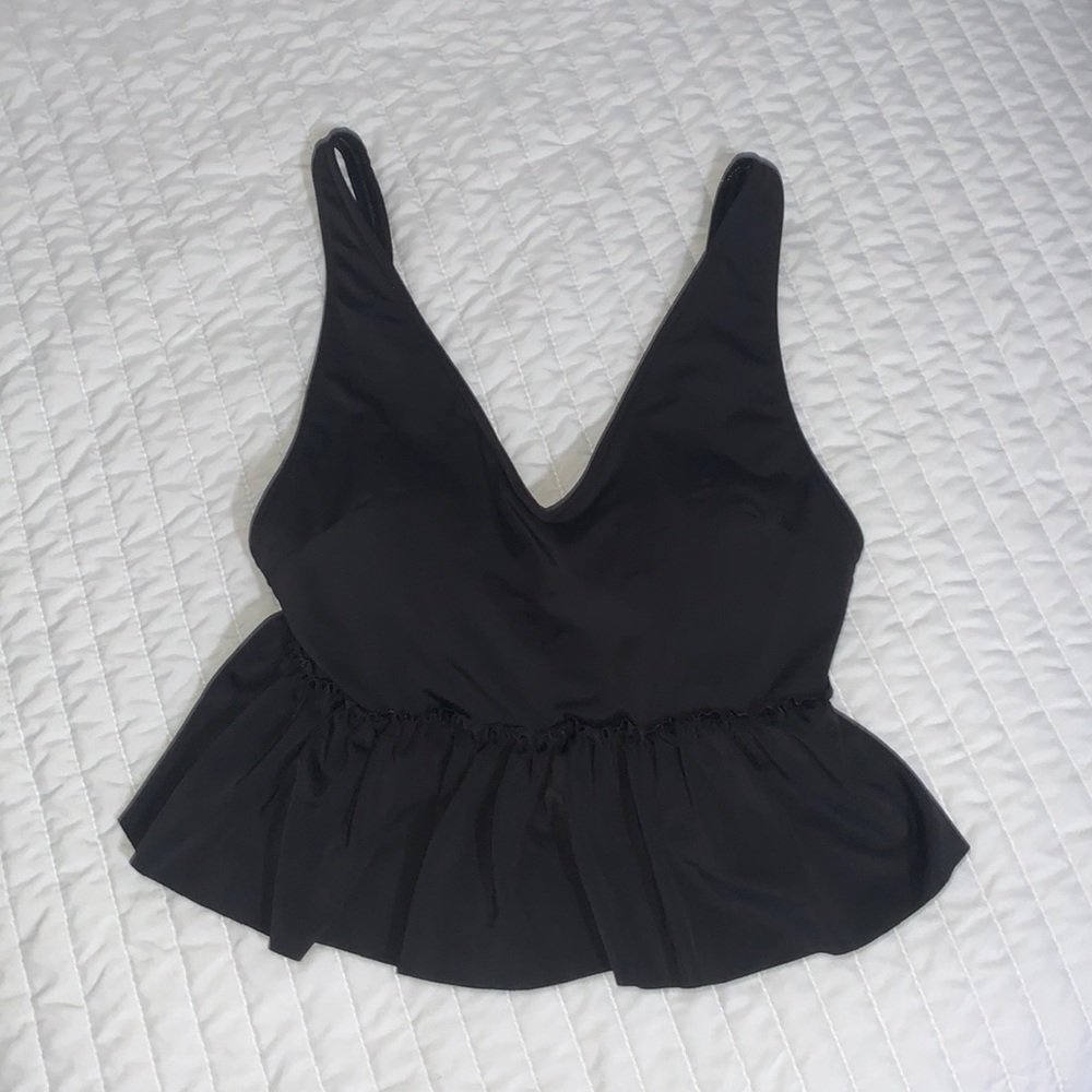 Kortni Jeane Black V-Neck Top size Small